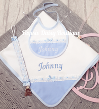 Load image into Gallery viewer, Personalised Spanish Baby Gift Set Dummy Clip, Bib &amp; Blanket/Sheet/Burp Cloth